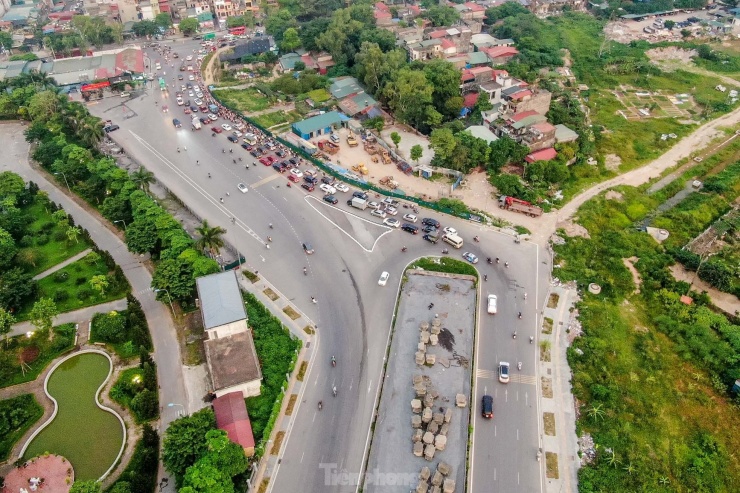 Mặt bằng mới chỉ giải phóng được khoảng 1/3, còn nhiều nhà xưởng và nhà dân tại đây vẫn chưa có phương án di dời.