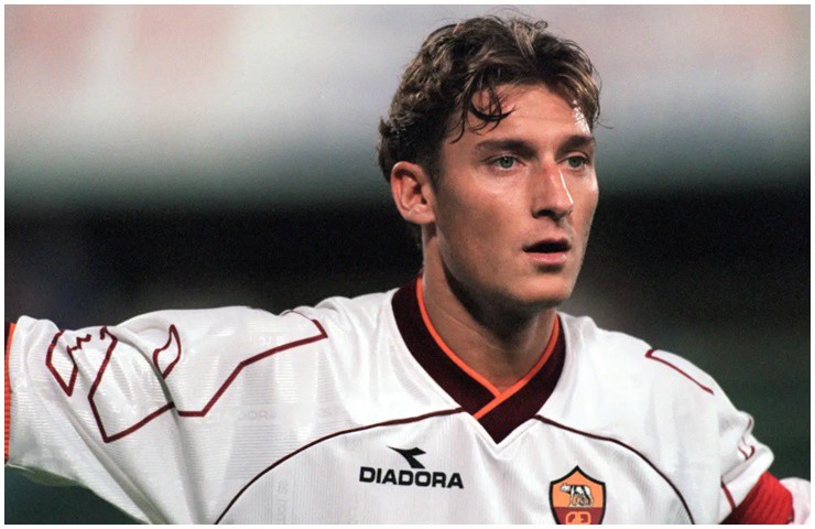 Francesco Totti được mệnh danh là “Hoàng tử thành Rome” với vẻ đẹp lãng tử hút hồn. 
