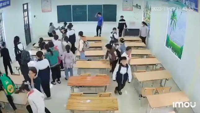 Hình ảnh trong lớp học nơi xảy ra vụ việc (ảnh cắt từ clip)