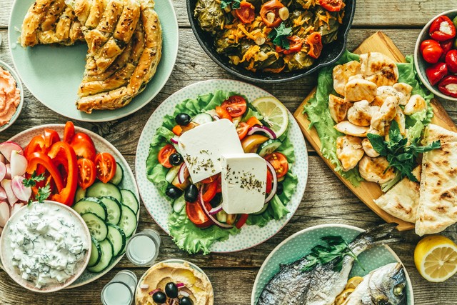 Một bàn ăn kiểu Địa Trung Hải điển hình sẽ rất tốt cho quý ông - Ảnh minh họa từ Internet