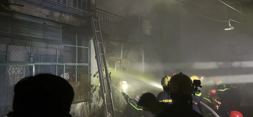 Đám cháy bùng lên từ căn nhà sâu trong hẻm đường Lê Văn Sỹ, quận Tân Bình khiến hai người chết. Ảnh: HT
