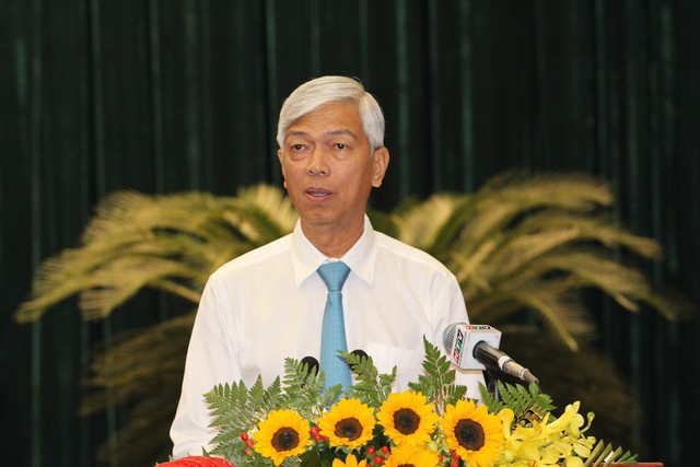 Phó Chủ tịch UBND TP HCM Võ Văn Hoan thay mặt UBND thành phố trình lên kỳ họp các tờ trình; Ảnh: Nguyễn Phan