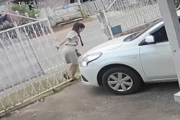 Clip: Hy hữu cô gái đóng cổng nhà vô tình làm hỏng ô tô