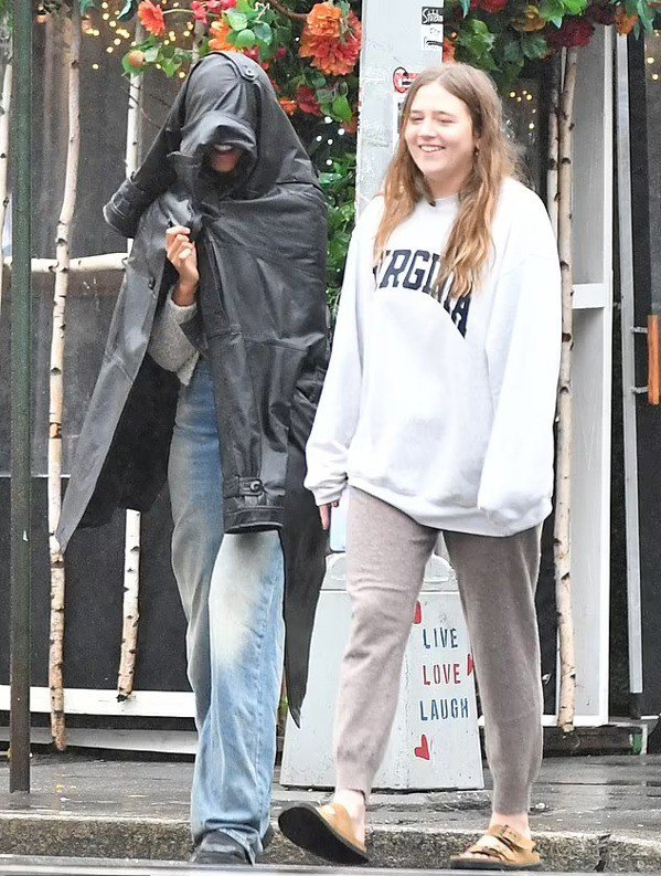 Sasha (croptop trắng) và Malia Obama (trùm áo khoác đen) tại New York, Mỹ.