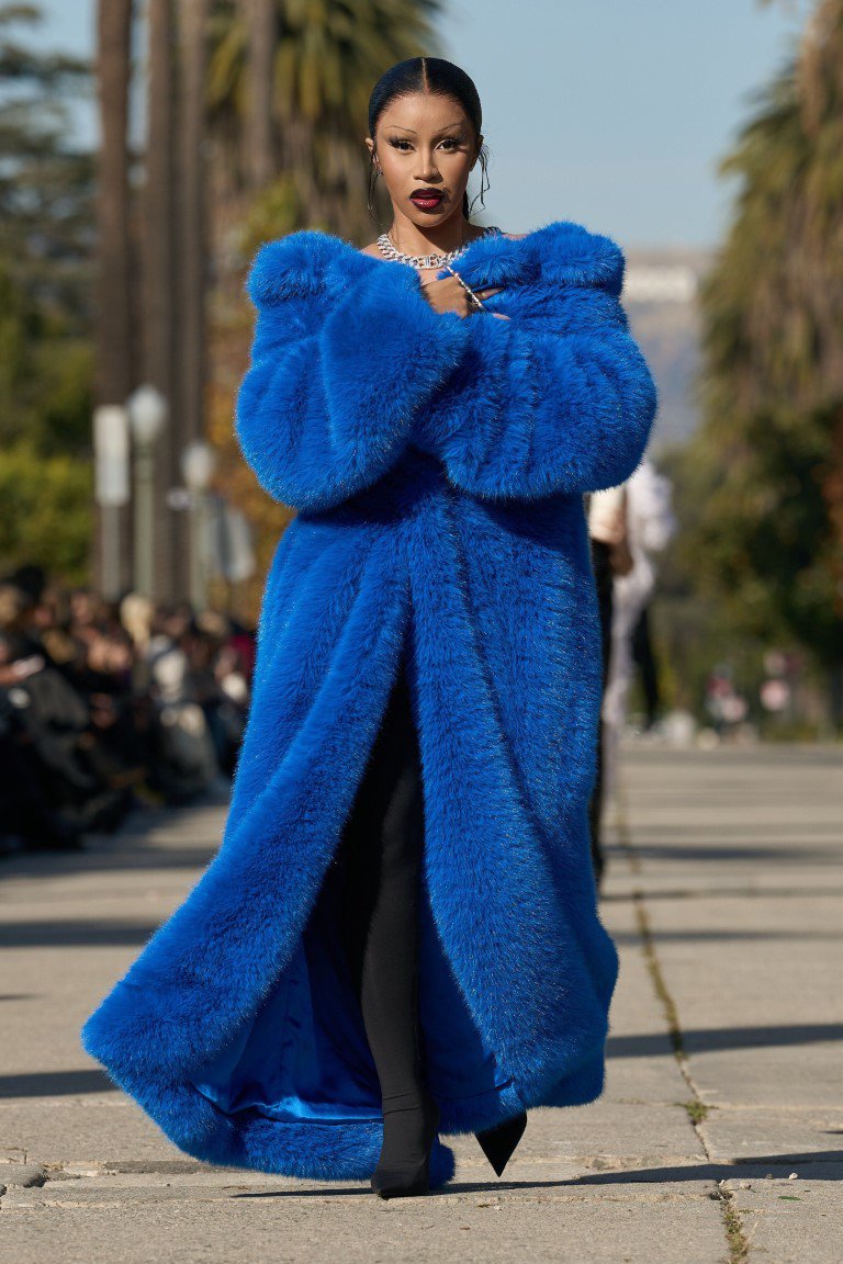 Cardi B làm người mẫu cho Balenciaga.