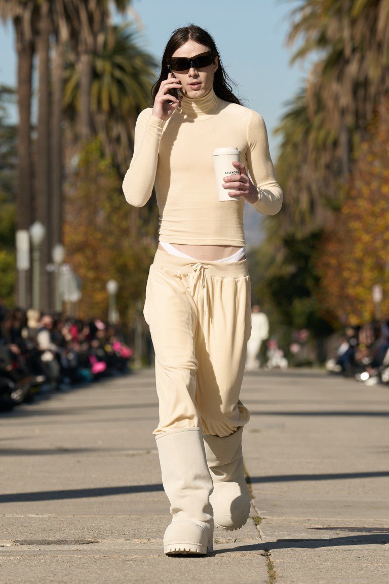 Nữ rapper Cardi B bất ngờ làm người mẫu catwalk cho Balenciaga - 11