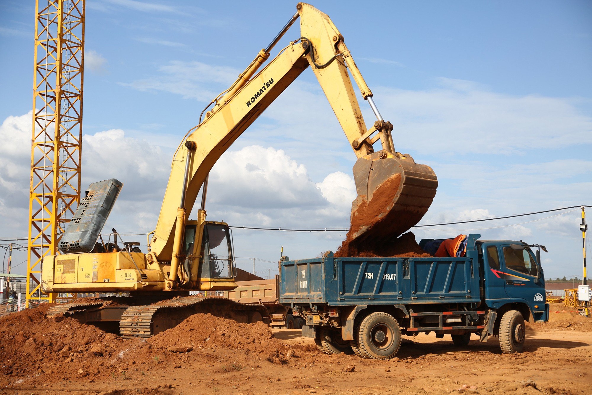 Các nhà thầu đang tập trung máy móc, phương tiện vận chuyển, đào đất để thi công phần công trình ngầm và sắp tới đến phần thô, phần bêtông cốt thép thân nhà ga…