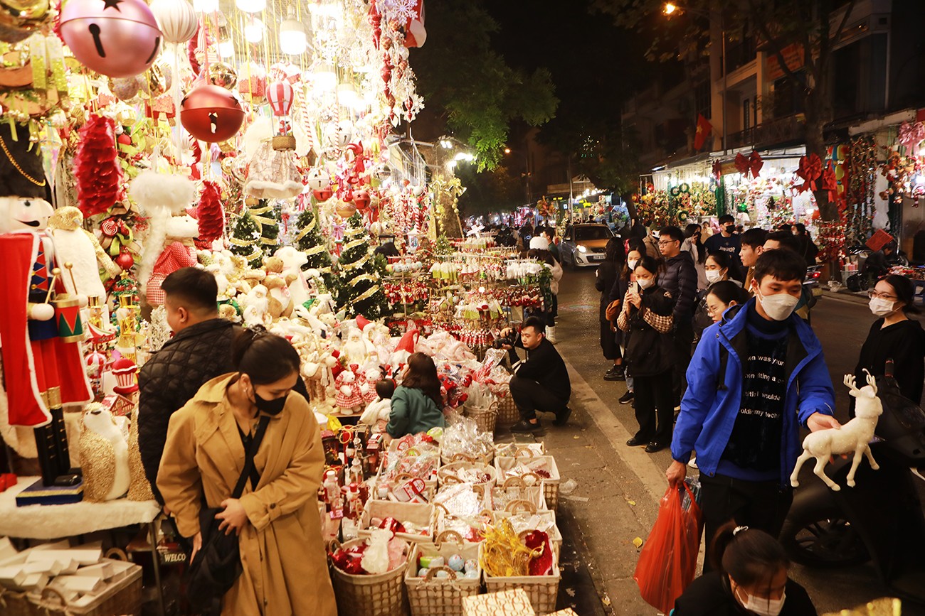 Phố phường Hà Nội lung linh đón Giáng sinh, xuất hiện nhiều điểm 