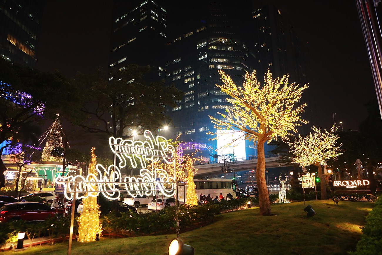 Phố phường Hà Nội lung linh đón Giáng sinh, xuất hiện nhiều điểm 