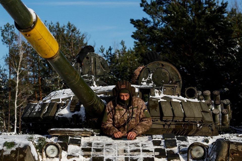 Quân nhân Ukraine ngồi trong xe tăng tại cuộc diễn tập ở vùng Chernihiv, Ukraine, ngày 5/12. Ảnh: Reuters