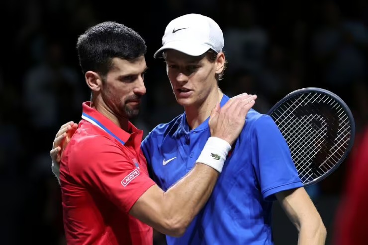 Sinner (xanh) được đánh giá sẽ trở thành đối thủ khó chịu nhất của Djokovic (đỏ) tại Grand Slam 2024
