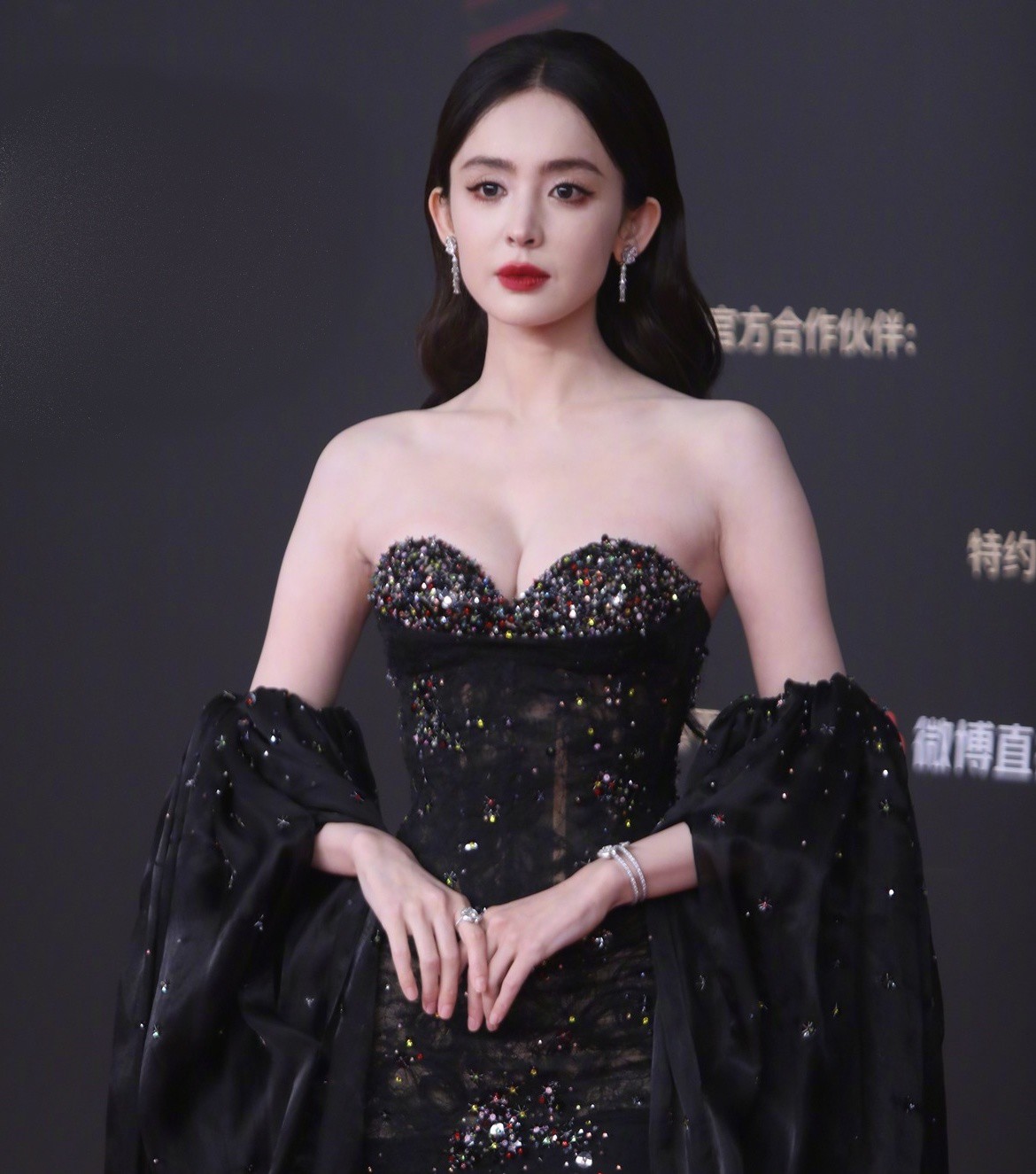 "Tiên nữ" tộc người đẹp nhất Trung Quốc lên top 1 tìm kiếm vì mặc khoe cơ thể - 2