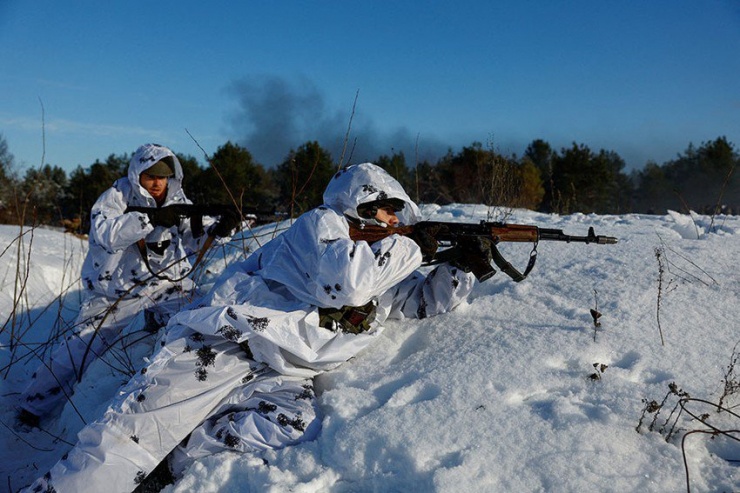 Binh sĩ Ukraine tham gia một cuộc tập trận quân sự ở TP Chernihiv, Ukraine hôm 5-12. Ảnh: REUTERS