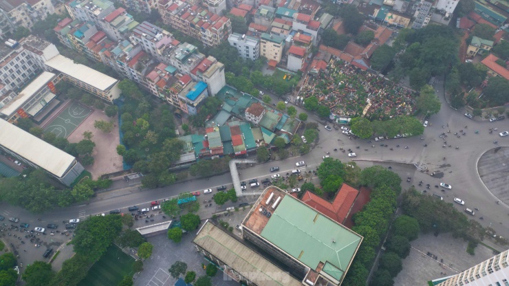 Đến 9 giờ, bầu trời Hà Nội bắt đầu có nắng, tình trạng mù mịt được cải thiện.