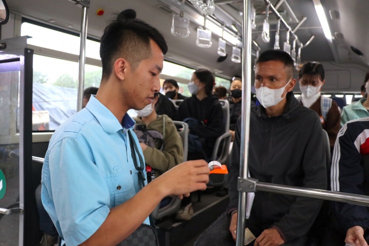 Hà Nội đã chính thức triển khai thí điểm hệ thống vé liên thông đa phương thức cho giao thông công cộng tại thành phố từ ngày 28/11. Trong giai đoạn 1, 14 tuyến gồm tuyến buýt BRT và 13 tuyến buýt thường đã được chuyển đổi.