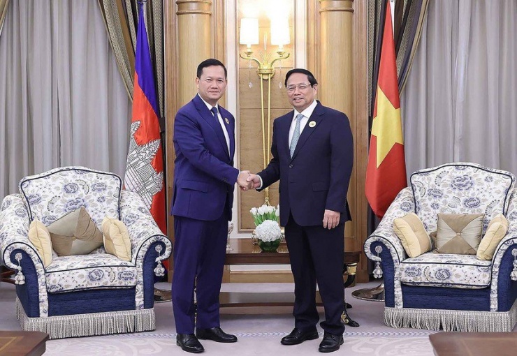 Thủ tướng Phạm Minh Chính gặp Thủ tướng Campuchia Hun Manet nhân dịp tham dự Hội nghị Cấp cao ASEAN-GCC tháng 10-2023 tại Saudi Arabia. Ảnh: TTXVN.