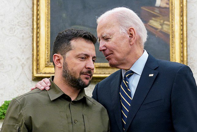 Tổng thống Mỹ Joe Biden và Tổng thống Ukraine Volodymyr Zelensky. Ảnh: Reuters
