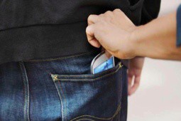 Bi hài: Kẻ cướp trả lại điện thoại khi nhận ra không phải là iPhone