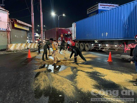 Công an rải đổ&nbsp;chống trơn trượt ở ngã 6 An Phú.