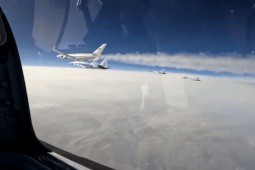 Điện Kremlin giải thích lý do phi đội Su-35S mang vũ khí hộ tống ông Putin ở nước ngoài 