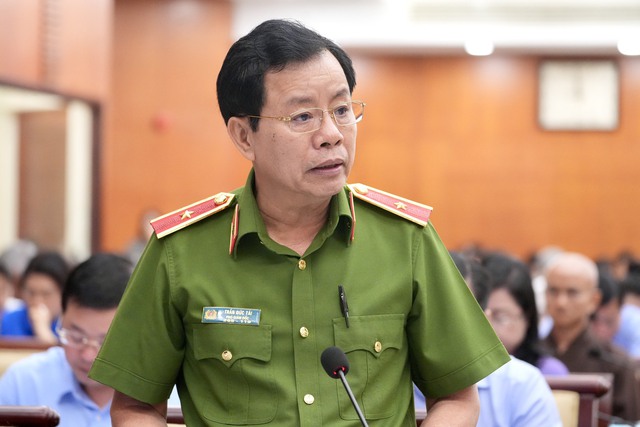 Thiếu tướng Trần Đức Tài, Phó Giám đốc Công an TP HCM thông tin về việc kiểm tra nồng độ cồn tại kỳ họp; Ảnh: Phan Anh