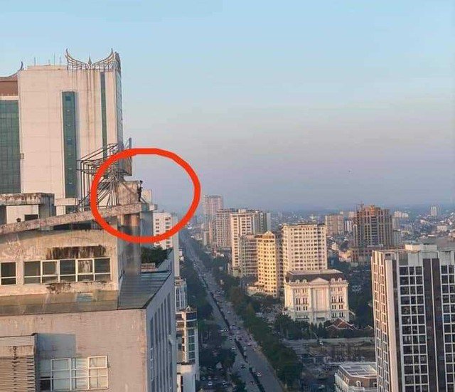 VIDEO: Nghẹt thở giải cứu cô gái trẻ đứng trên nóc chung cư 27 tầng - 1
