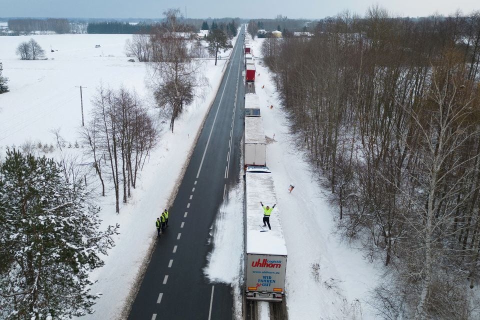 Hàng dài xe tải ở biên giới Ba Lan với Ukraine. Ảnh: Reuters