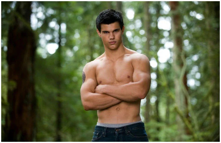 &#34;Người sói&#34; Taylor Lautner “đốt mắt” khán giả bằng màn khoe ngực trần nóng bỏng.
