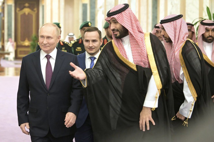 Cái bắt tay gây chú ý giữa ông Putin và thái tử Ả Rập Saudi - 1