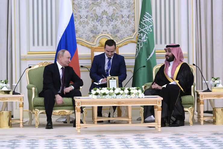 Cái bắt tay gây chú ý giữa ông Putin và thái tử Ả Rập Saudi - 2