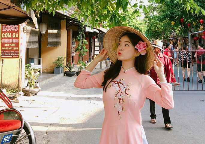 Bên cạnh đó, áo dài truyền thống của Việt Nam cũng là trang phục được nhiều người đẹp lựa chọn.&nbsp;