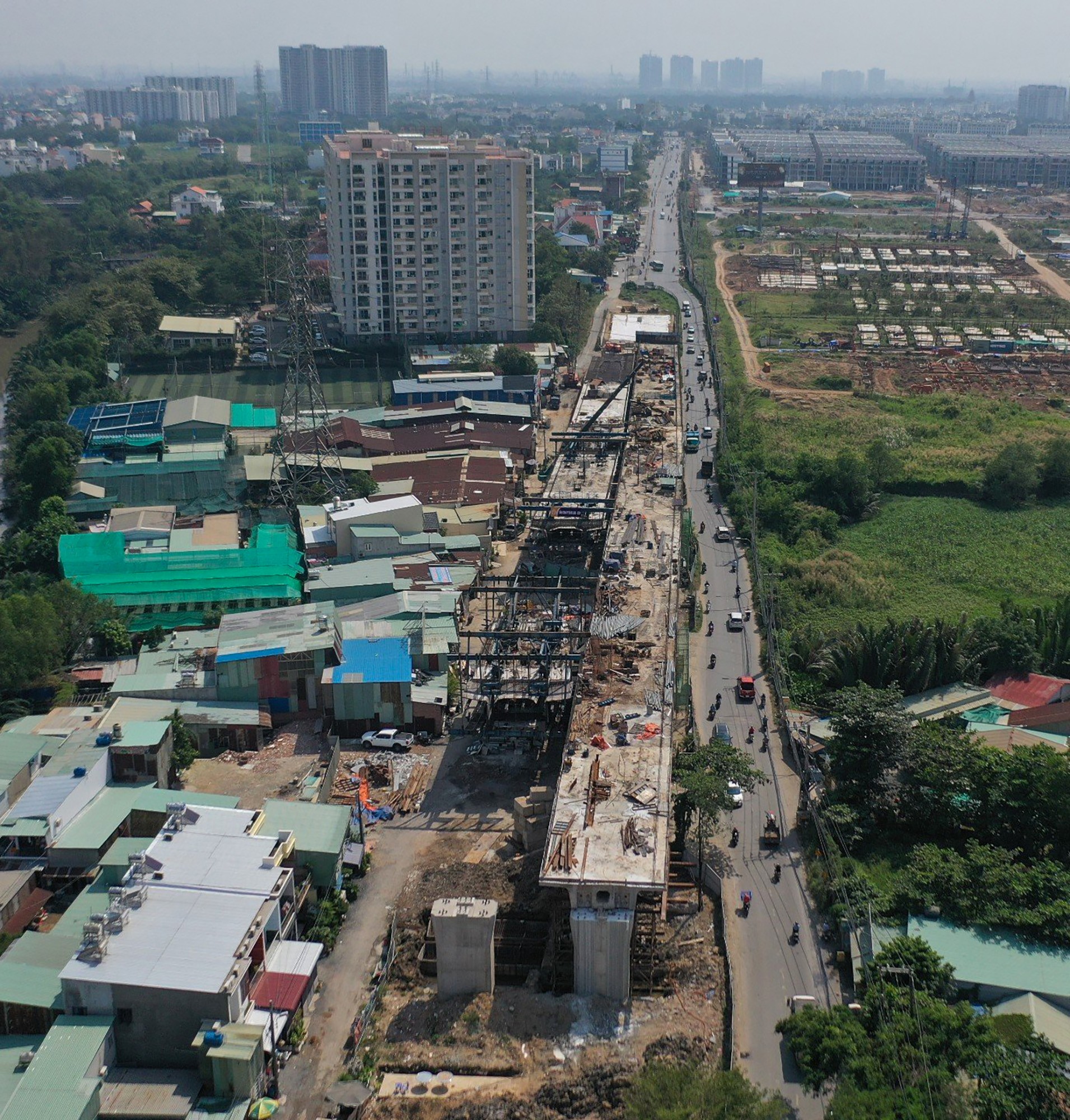 Cầu Nam Lý dài 450m, chia làm hai nhánh rộng 20m, còn lại là đường dẫn rộng 30-37m. Sau 7 tháng được bàn giao mặt bằng, nhà thầu thi công đã hợp long nhịp chính đơn nguyên đầu tiên của cây cầu, nhịp chính thứ 2 đang được khẩn trương thi công dầm kết nối các trụ.