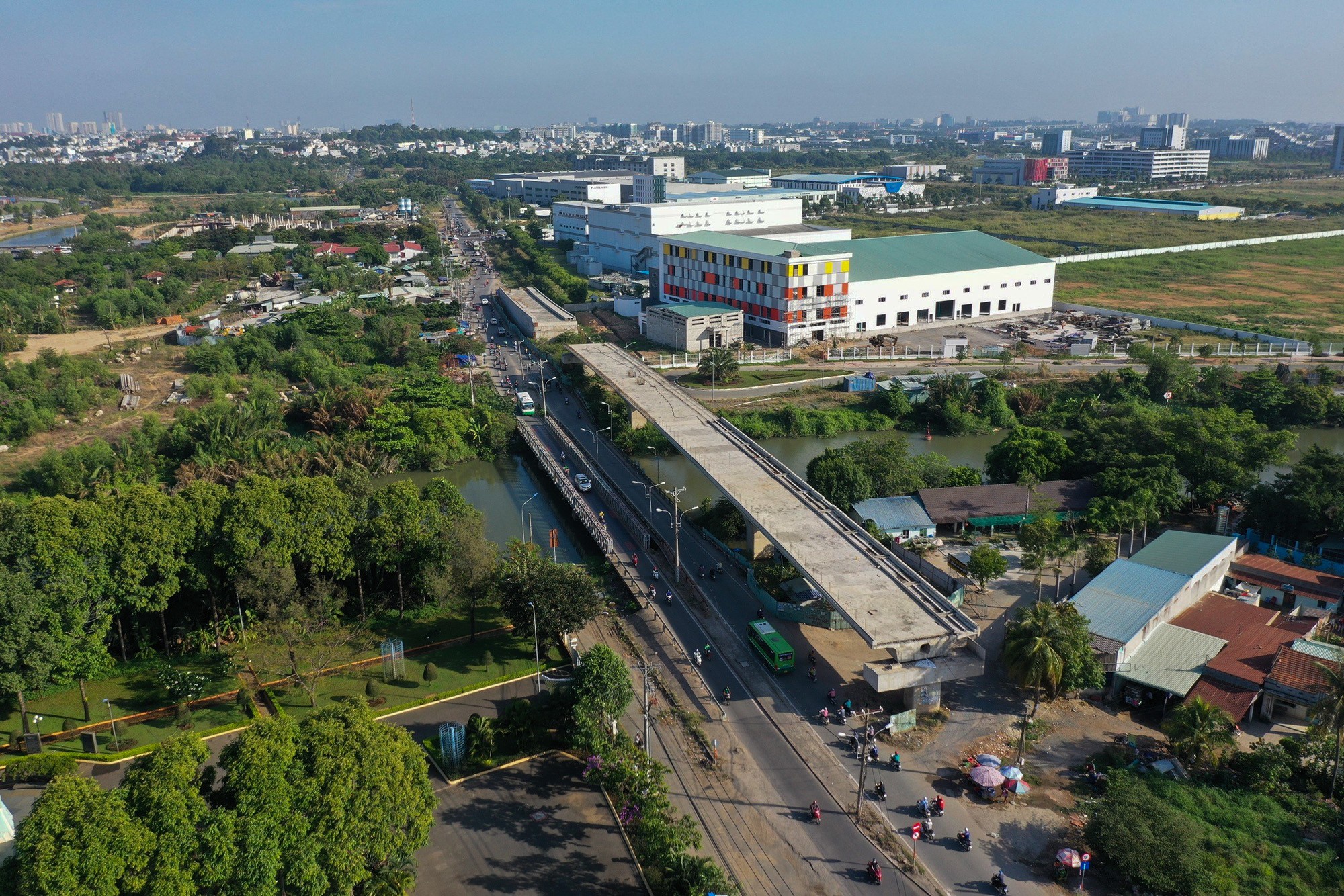 Cầu Tăng Long bắc qua rạch Trau Trảu nằm trên đường Lã Xuân Oai, TP.Thủ Đức được khởi công vào tháng 12/2017 đến tháng 9/2019 phải tạm dừng thi công vì vướng mặt bằng. Dự án gồm xây dựng mới 2 cầu bắc qua rạch, mỗi cầu rộng 11m với 2 làn đường. Ngoài ra là hệ thống tường chắn, đường dân sinh hai bên đầu cầu.&nbsp;Công trình có mức đầu tư 741 tỷ đồng này bị “đứng hình” khi thi công được 3 nhịp cầu qua rạch và một đoạn đường dẫn.