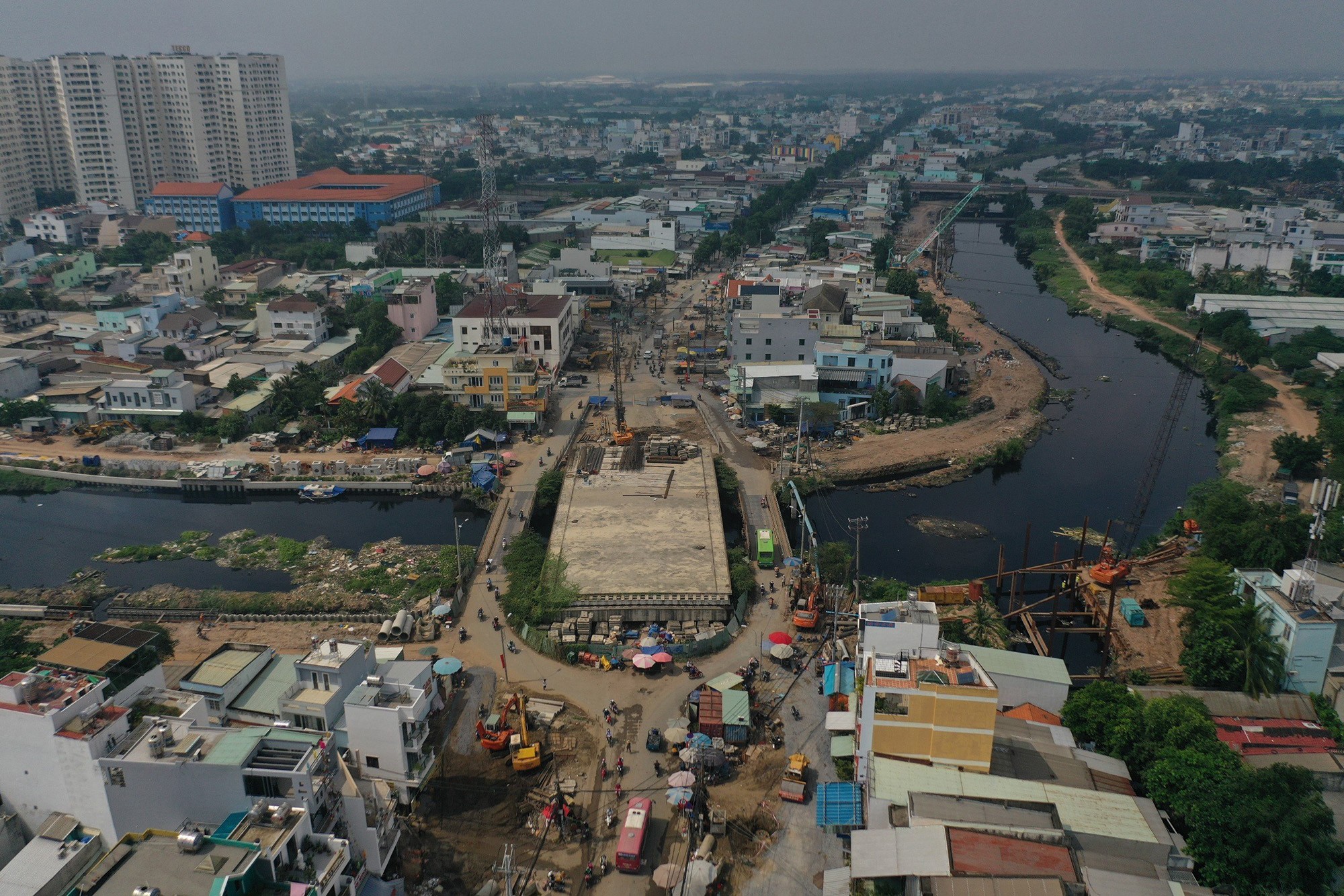 Cách đó khoảng 5km, cầu Bà Hom được tái khởi động từ ngày 28/11 sau khi được bàn giao đủ mặt bằng. Cầu nằm trên đường tỉnh lộ 10, quận Bình Tân, khởi công năm 2018 với tổng vốn đầu tư khoảng 374 tỉ đồng, nhằm thay cầu cũ có từ trước năm 1975 đã xuống cấp trầm trọng.