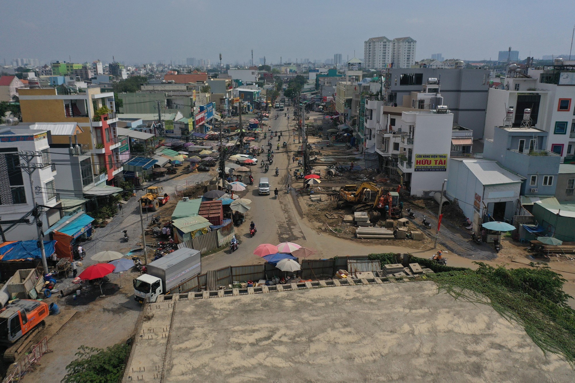 Phần đường dẫn ở hai đầu cầu cũng đã được mở rộng ra để nhà thầu thuận tiện thi công.&nbsp;Việc xây dựng mới cầu Bà Hom mới sẽ nối TP.HCM với các tỉnh lân cận ở cửa ngõ phía Tây qua tỉnh lộ 10, giúp giảm tình trạng kẹt xe giờ cao điểm. Ngoài ra, kênh Tham Lương - Bến Cát - rạch Nước Lên ở khu vực này cũng đang được cải tạo, giúp thay đổi diện mạo, kết nối giao thông trục phía Tây, nâng cao chất lượng sống, tạo cơ hội đổi đời cho người dân hai bên bờ.