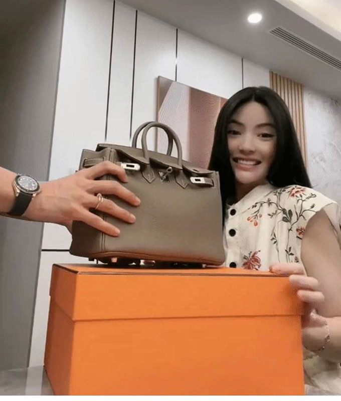 Bạn gái Quang Hải dùng hoài chiếc túi giá trị bằng căn chung cư, người yêu tặng dịp sinh nhật