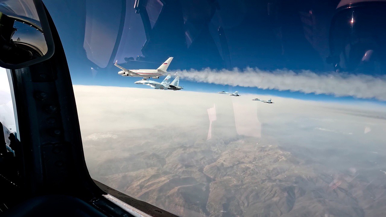 4 tiêm kích Su-35S bay theo đội hình hộ tống máy bay chở ông Putin.&nbsp;