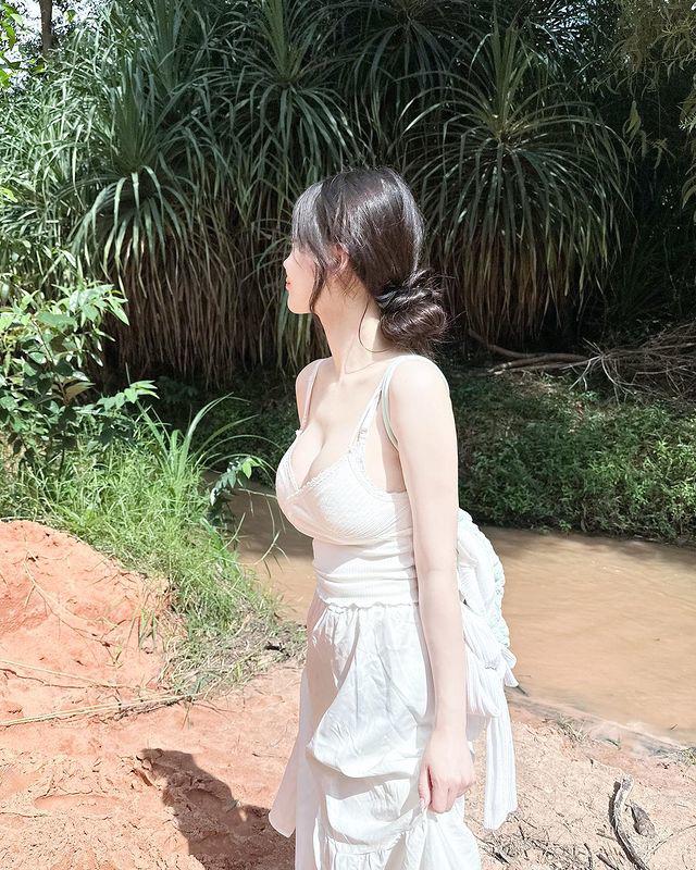 Cô gái nổi bật ở Suối Tiên, Phan Thiết với vẻ ngoài xinh đẹp.