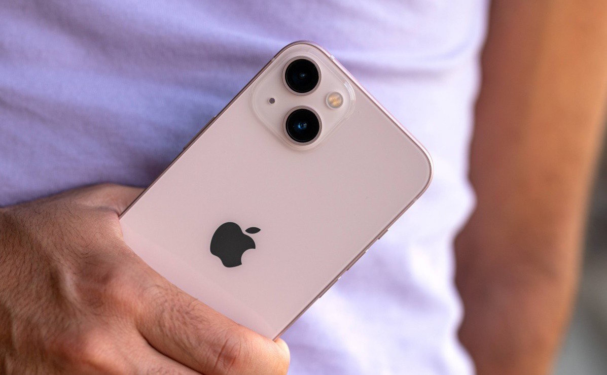 iPhone có camera chéo giống iPhone 15 mới nhưng rẻ hơn tới 6 triệu - 1
