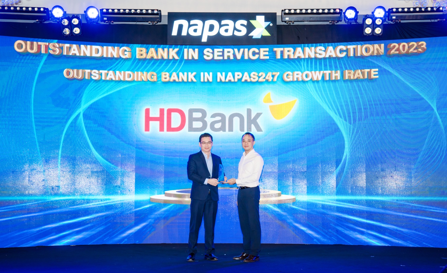 Anh Đỗ Vân Vũ – Phó Giám đốc Trung tâm thẻ đại diện ngân hàng nhận giải thưởng tại Hội nghị
