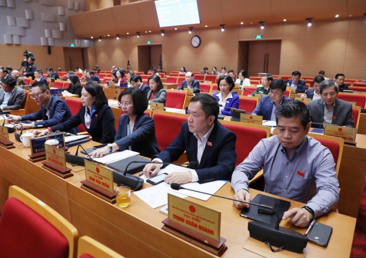 Các đại biểu HĐND TP Hà Nội bấm nút thông qua dự thảo nghị quyết về Đồ án điều chỉnh Quy hoạch chung thủ đô Hà Nội đến năm 2045, tầm nhìn đến năm 2065. Ảnh: NH
