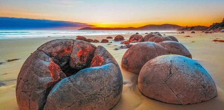 Những tảng đá Moeraki (Bãi biển Koekohe, New Zealand): Những tảng đá Moeraki hình cầu đáng kinh ngạc được hình thành khoảng 65 triệu năm trước trước trên bãi biển Koekohe. Theo truyền thuyết của người Maori, chúng là những quả bầu dạt vào bờ sau vụ đắm tàu đưa tổ tiên của họ đến New Zealand, nơi có nhiều bãi biển đẹp nhất thế giới.
