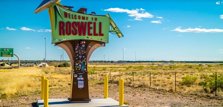 Roswell, New Mexico: Roswell, New Mexico, đã trở thành nơi tìm kiếm người ngoài hành tinh sau khi một UFO được cho là đã rơi ở đó vào năm 1947. Một công nhân trang trại đã gây chú ý khi tuyên bố rằng anh ta&nbsp;tìm thấy mảnh vỡ từ một vụ tai nạn đĩa bay. Kể từ năm 1996, hàng nghìn người đã đổ về Roswell để tham dự Lễ hội UFO hằng năm của thành phố.
