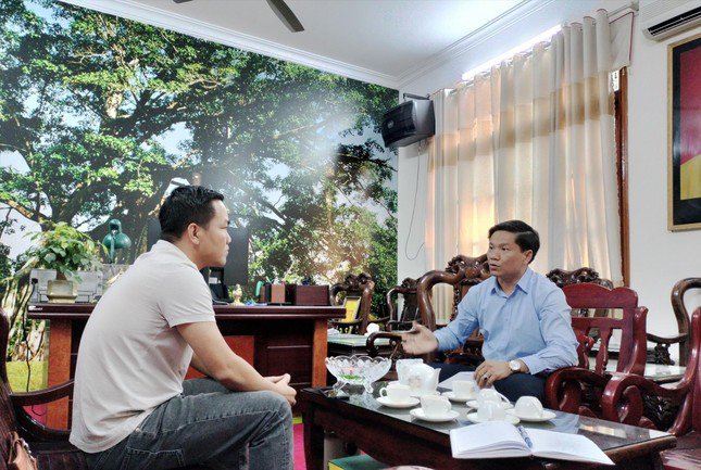 Ông Hoàng Minh Cảnh (phải), Phó Giám đốc Sở GD&amp;ĐT tỉnh Tuyên Quang, trao đổi với PV Tiền Phong. Ảnh: Văn Đức