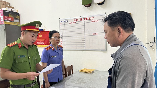 Công an quận Ngũ Hành Sơn, đại diện VKSND cùng cấp tống đạt quyết định khởi tố Nguyễn Đức Khởi