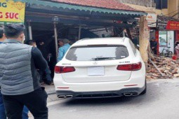 Nữ tài xế Mercedes “có cồn“ đâm toạc mặt tiền ngôi nhà cổ 150 tuổi trên phố Hàng Bạc