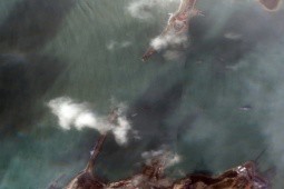 Ảnh vệ tinh hé lộ phòng tuyến ven biển của Nga ở Crimea bị hư hại vì bão lớn