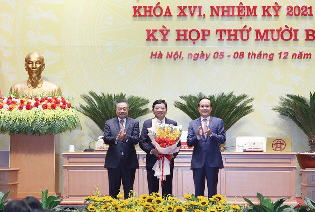 Lãnh đạo thành phố Hà Nội tặng hoa chúc mừng ông Trần Đức Hoạt