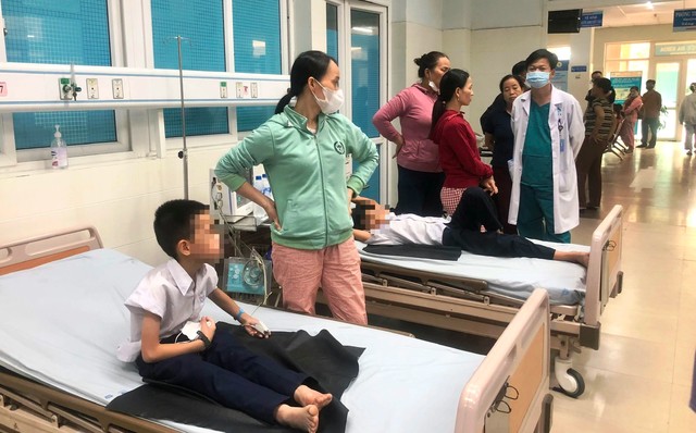 Học sinh cấp cứu tại Bệnh viện Sản - Nhi tỉnh Quảng Ngãi