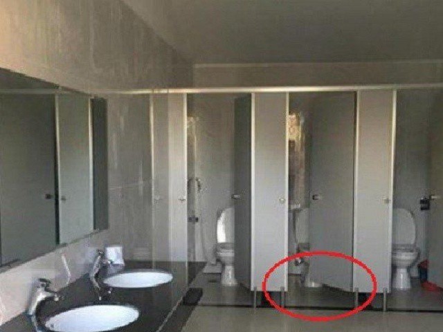 Vì sao cửa nhà vệ sinh công cộng thiết kế không chạm sàn?